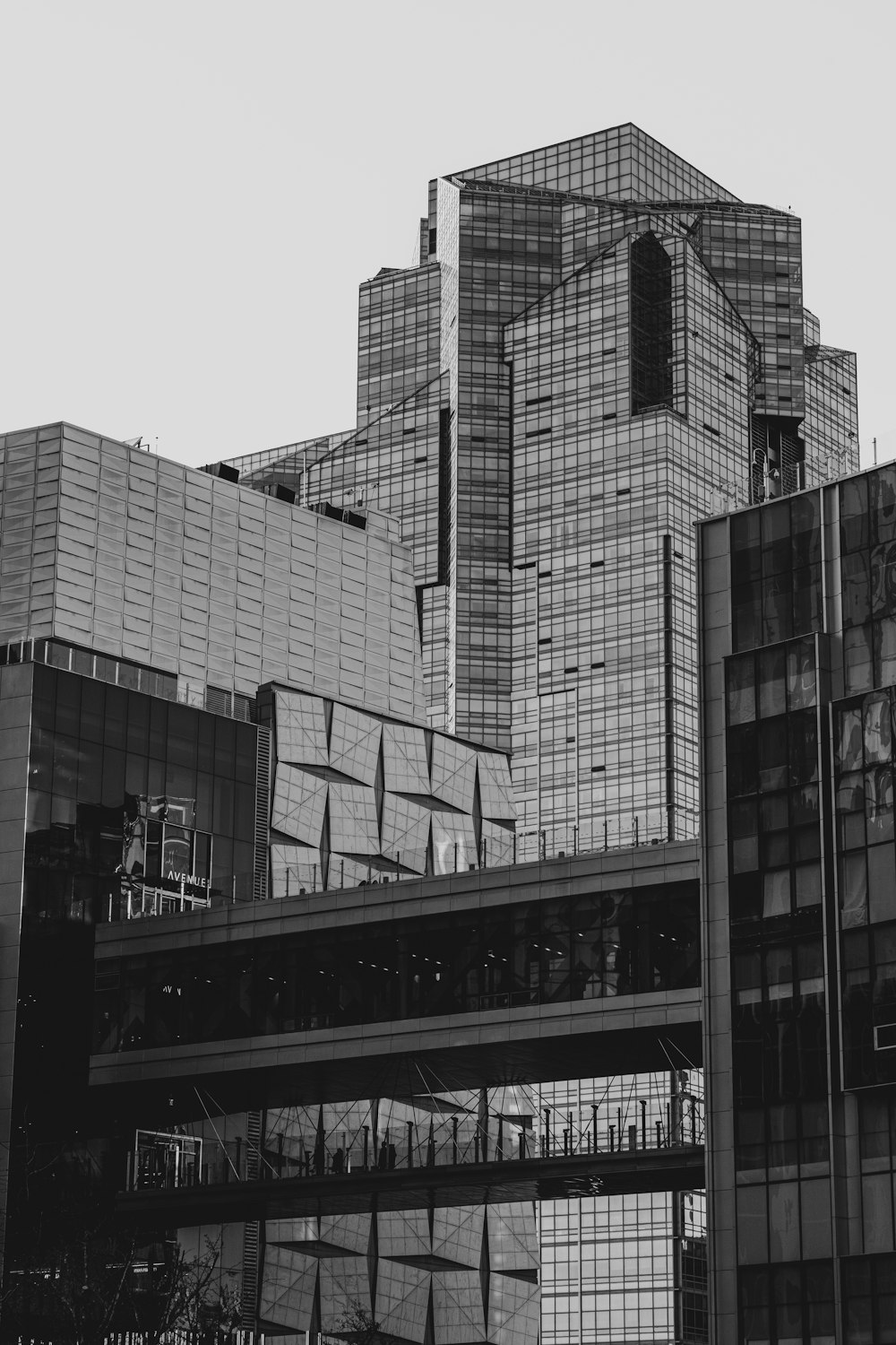 a black and white photo of some buildings