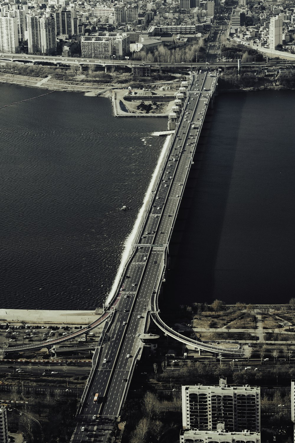 uma vista aérea de uma ponte sobre um grande corpo de água