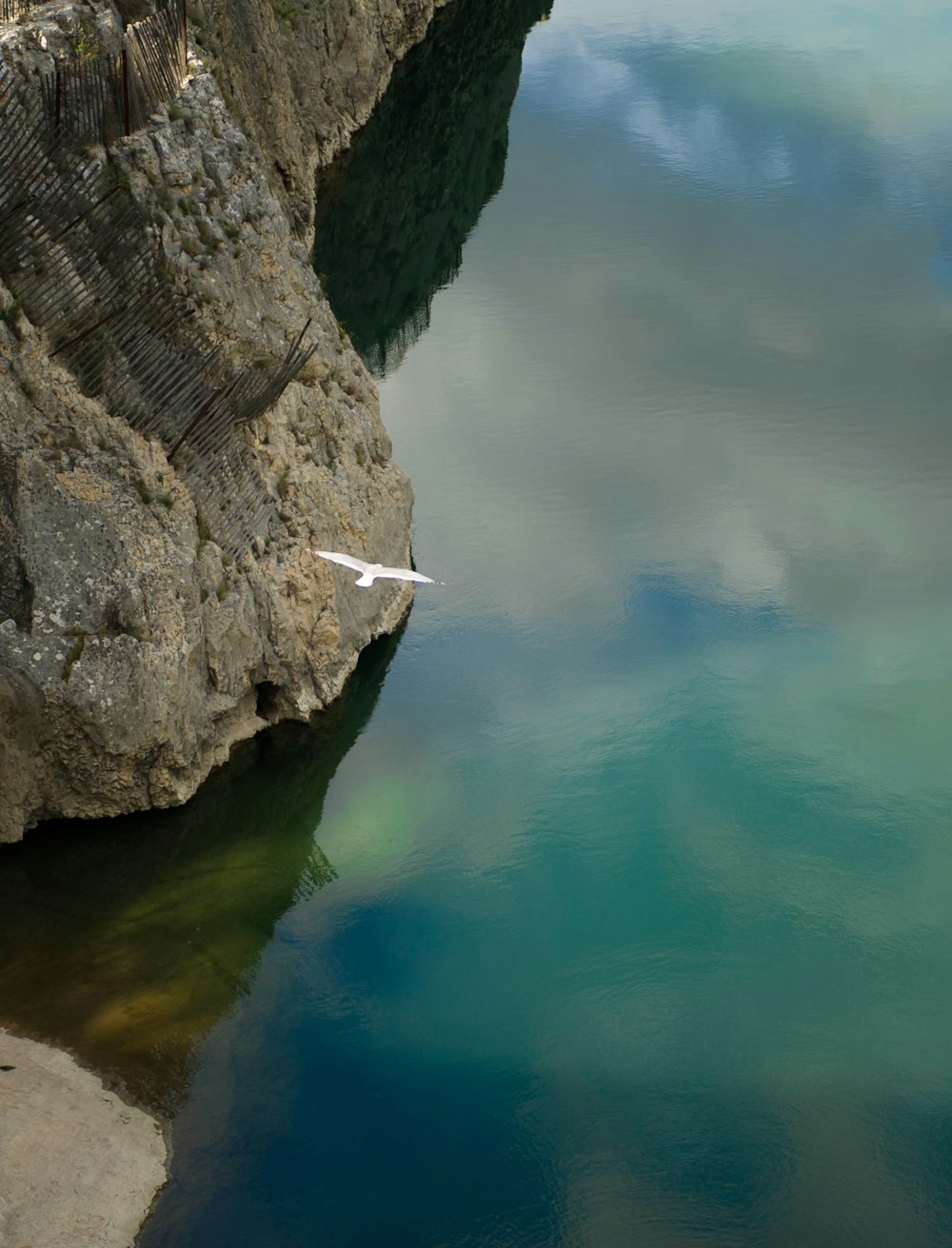 a large body of water next to a cliff