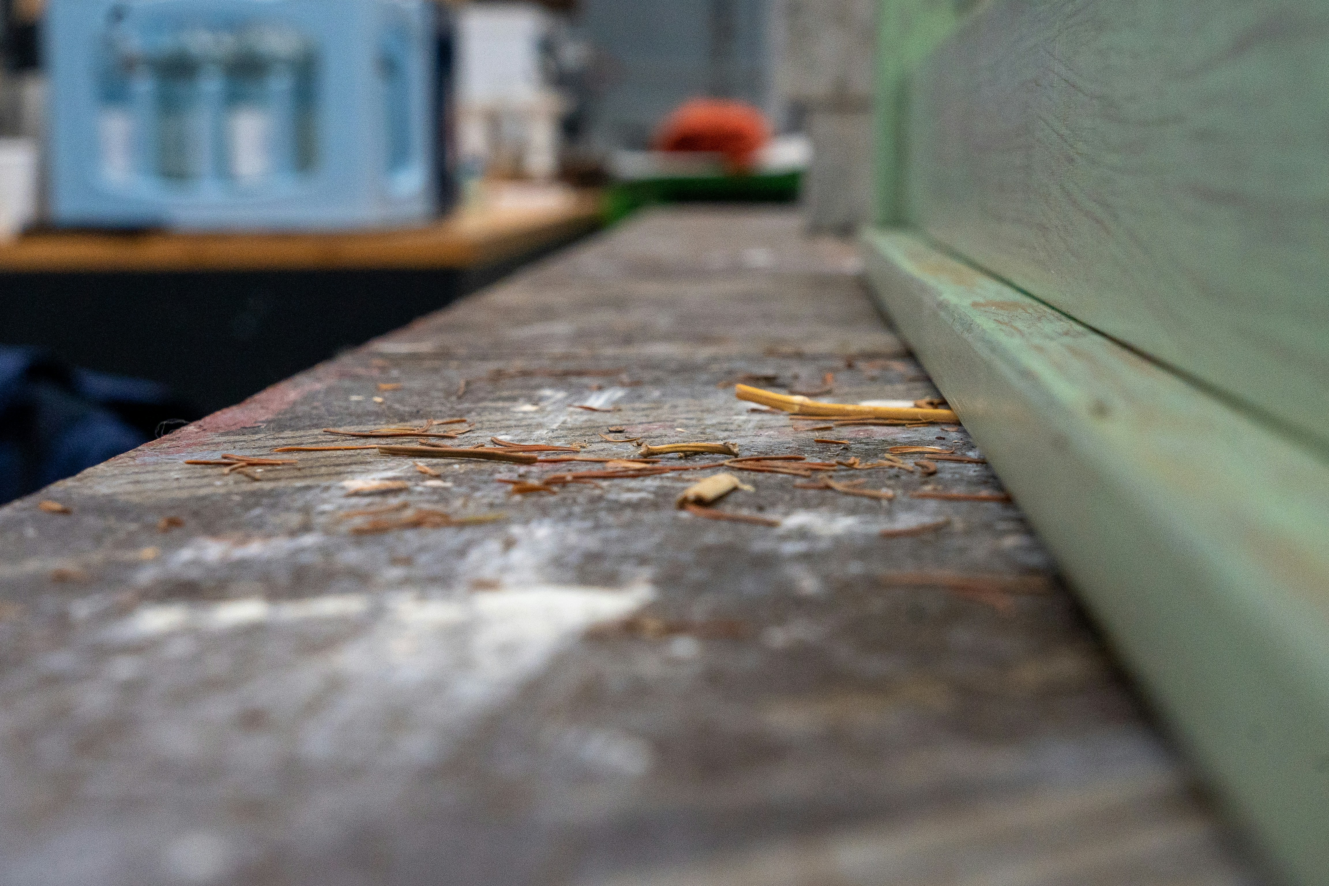 Um Close up De Um Pedaco De Madeira Em Um Banco 2M2vohHGPt0