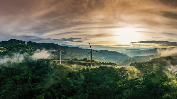 Turbina eolica tra colline verdi