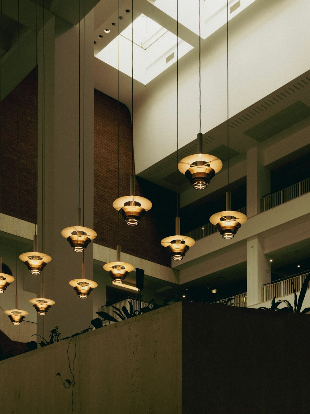 a bunch of lights hanging from the ceiling of a building