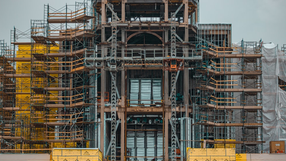 un grand bâtiment avec une horloge sur le côté