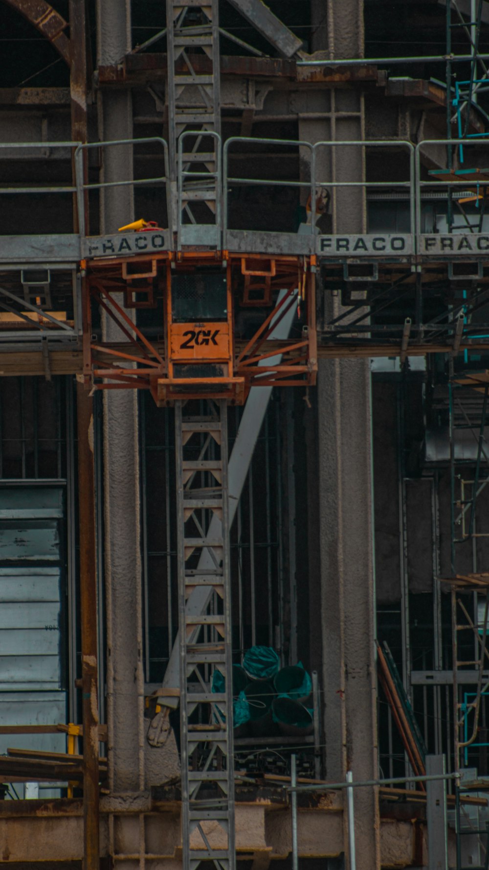 Un avion survole un bâtiment en construction