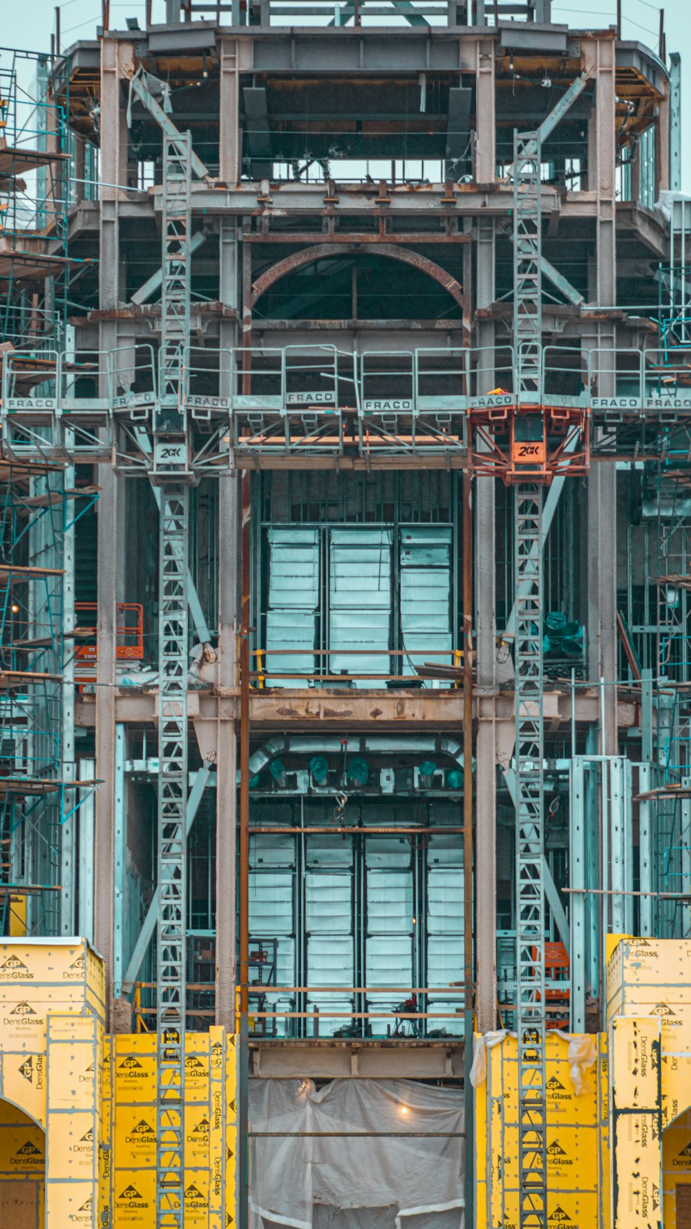 un grand bâtiment avec une horloge sur le côté