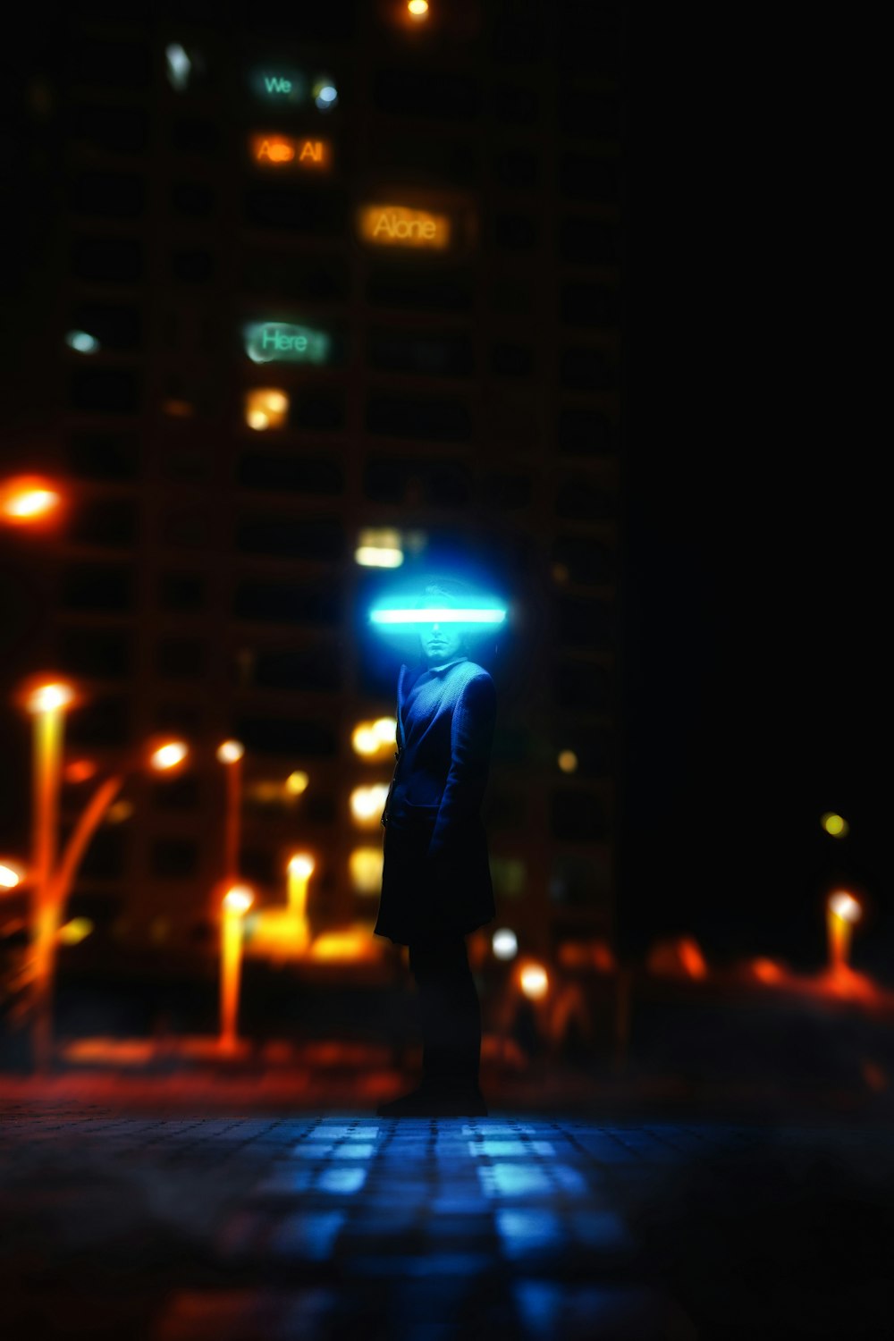 밤에 도시 거리에 서있는 사람