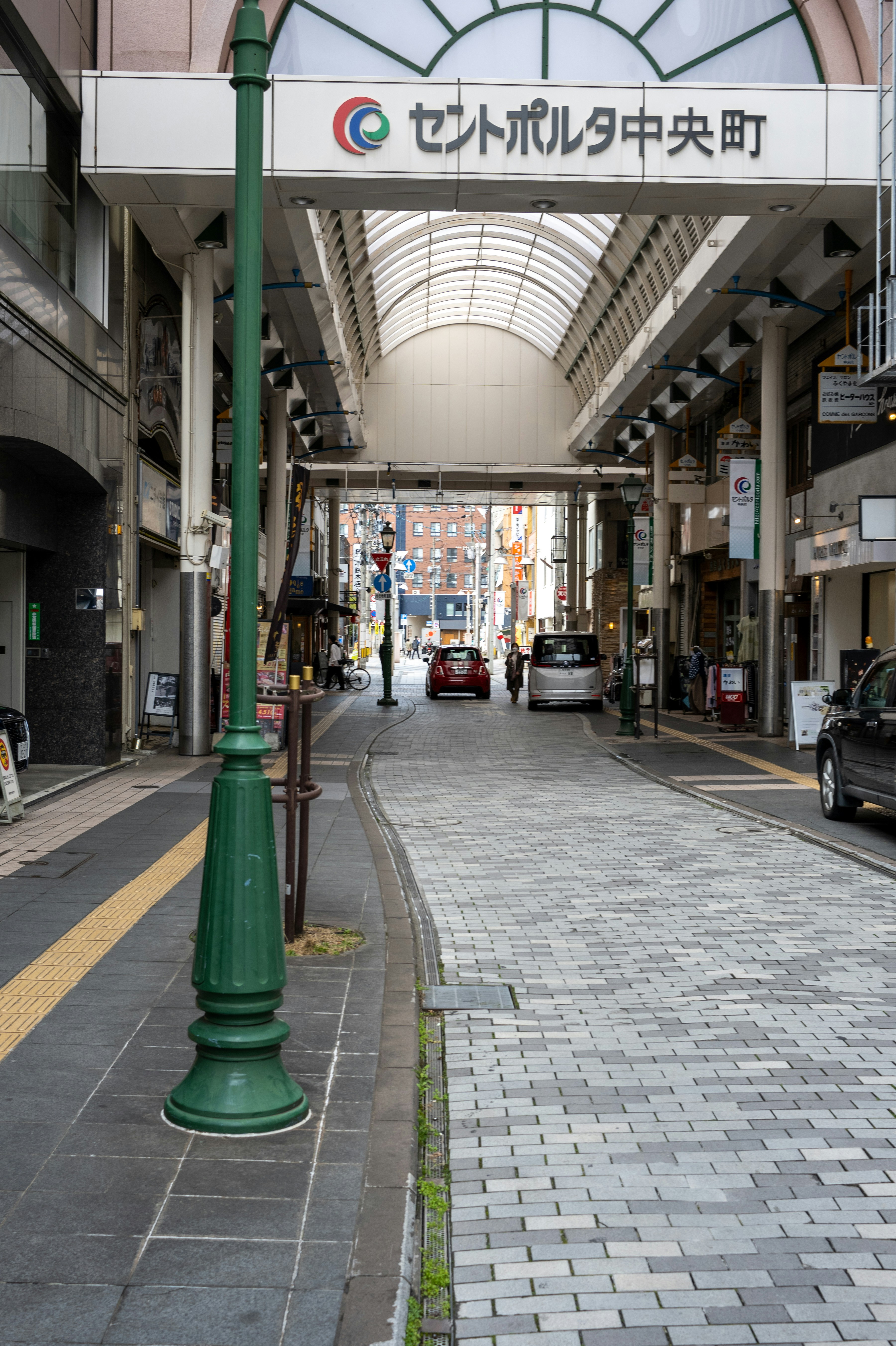 両側に車が停まっている通り
