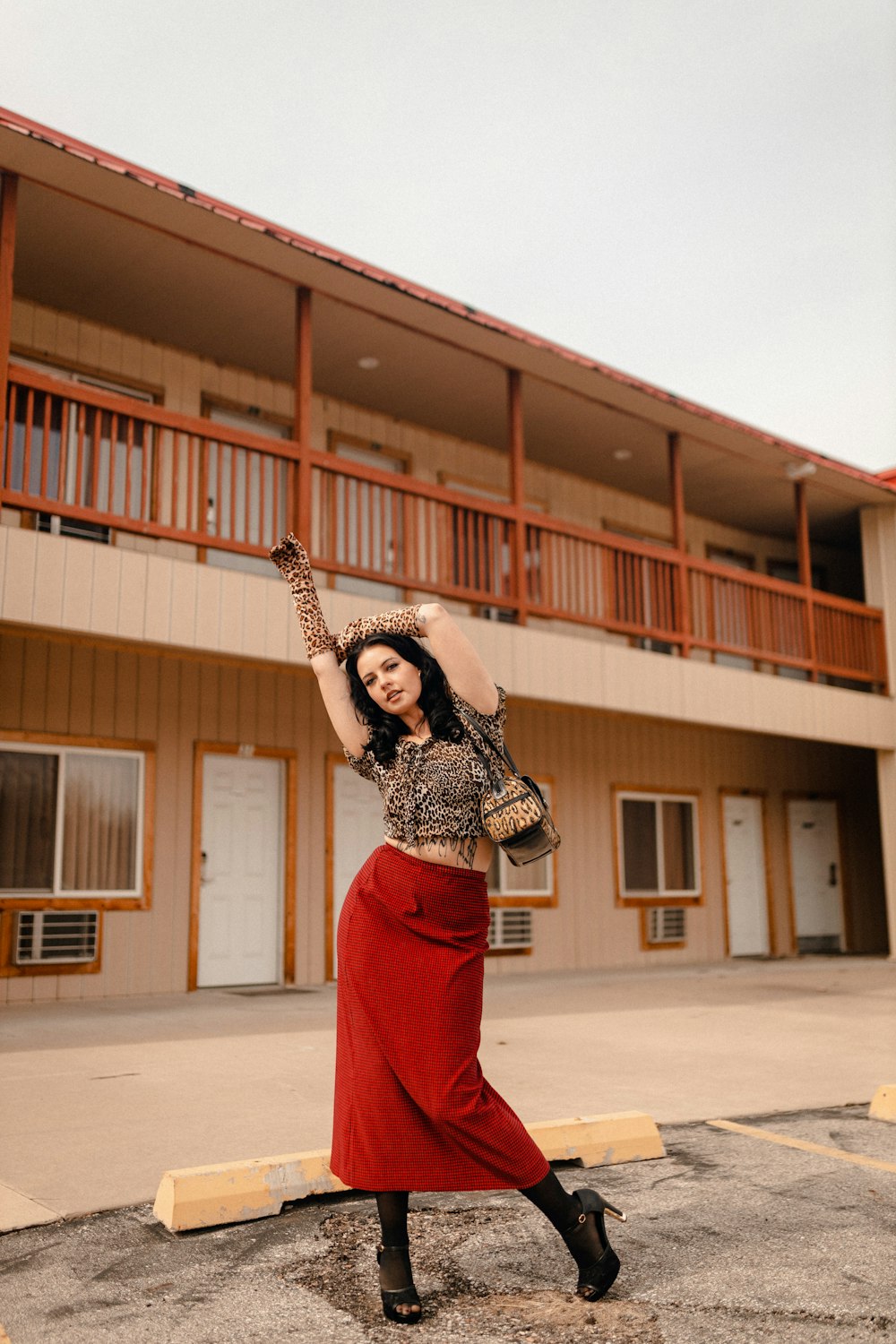 Une femme en jupe rouge longue danse devant un immeuble photo – Photo Mode  Gratuite sur Unsplash