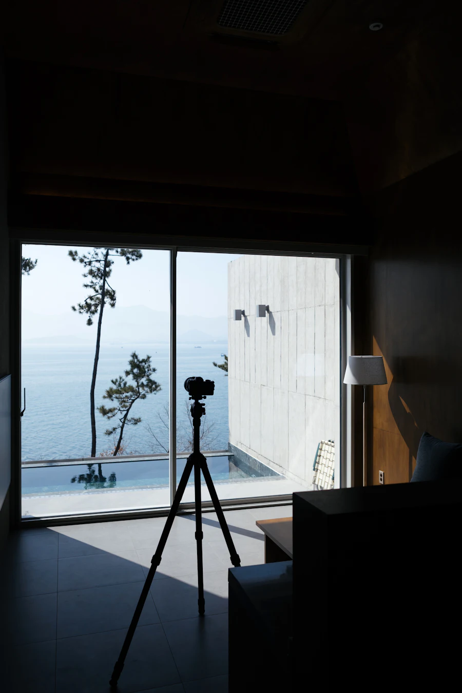 Kamera auf Stativ bei einer Immobilien-Fotoproduktion