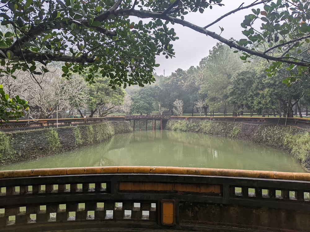 Eine Brücke über einen Fluss, umgeben von Bäumen