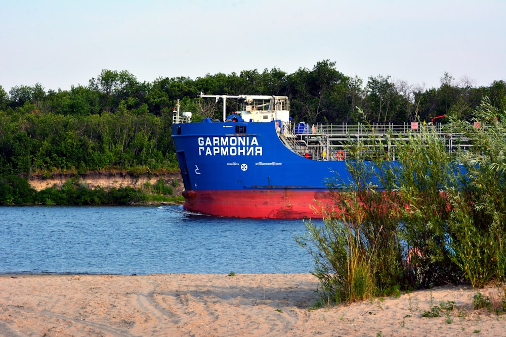 Un gran bote azul y rojo en un cuerpo de agua