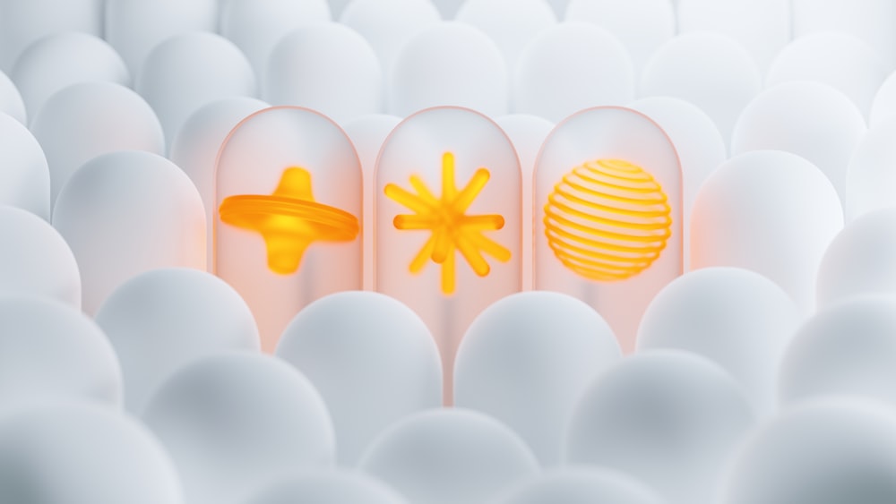 un grupo de huevos blancos con diseños amarillos en ellos