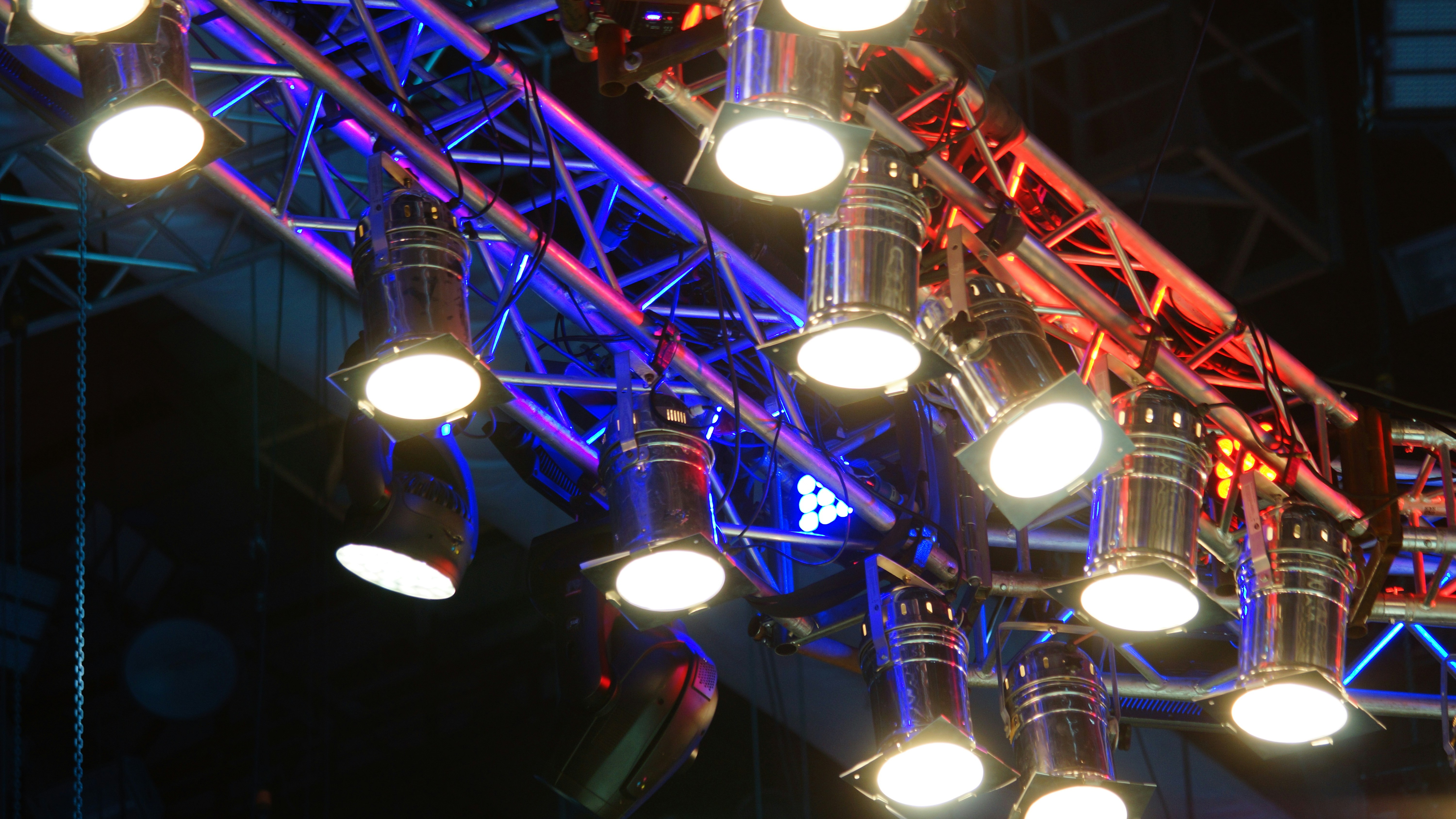Ein Haufen Lichter, die von einer Decke hängen