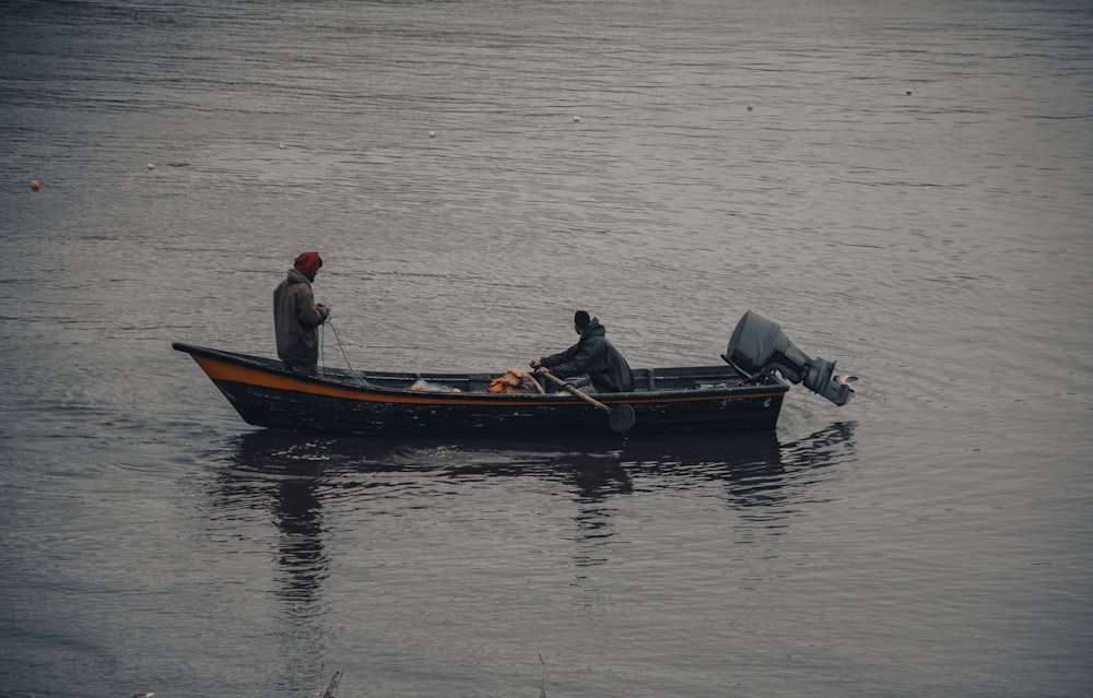 Ein Mann in einem Boot auf einem Gewässer