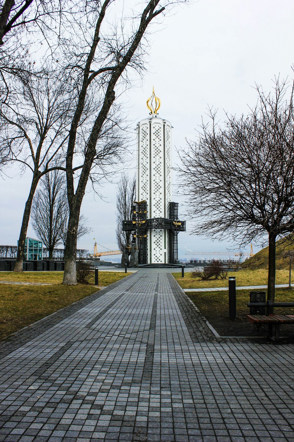 Una torre dell'orologio nel mezzo di un parco