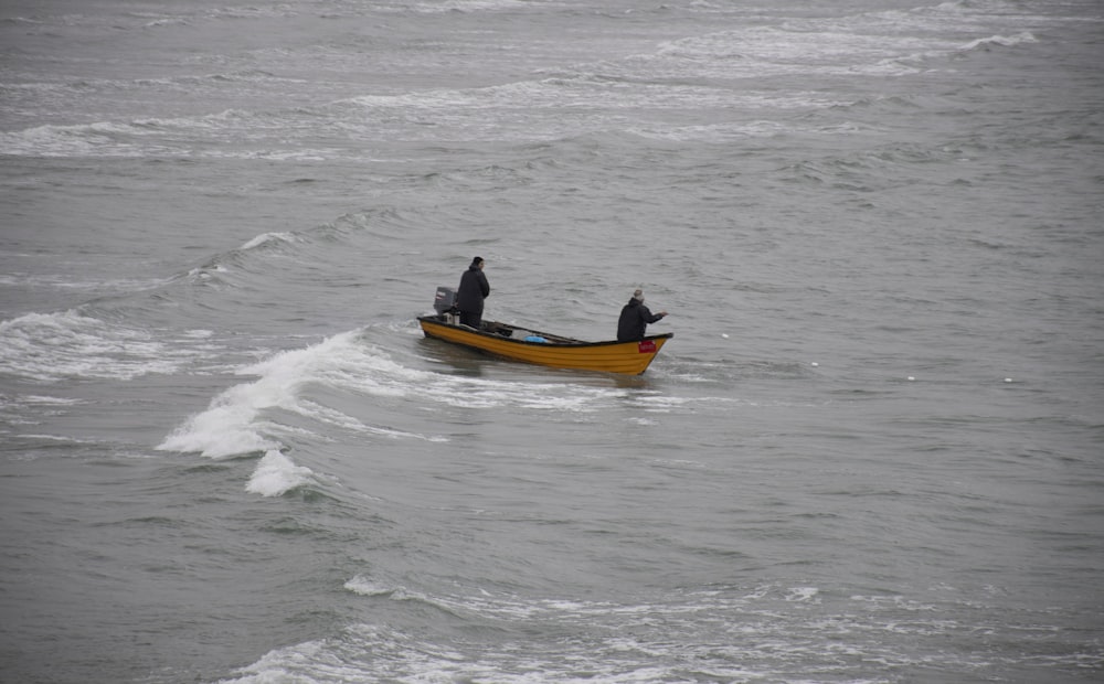 Dos personas en un pequeño bote en el océano