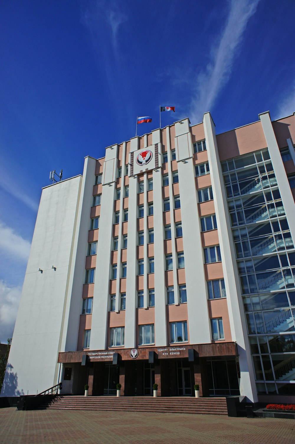 Un gran edificio con un reloj en la parte delantera