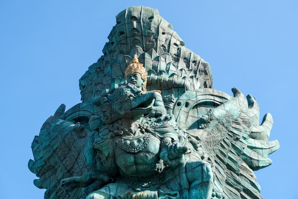 Una estatua de un elefante con un pájaro en la espalda