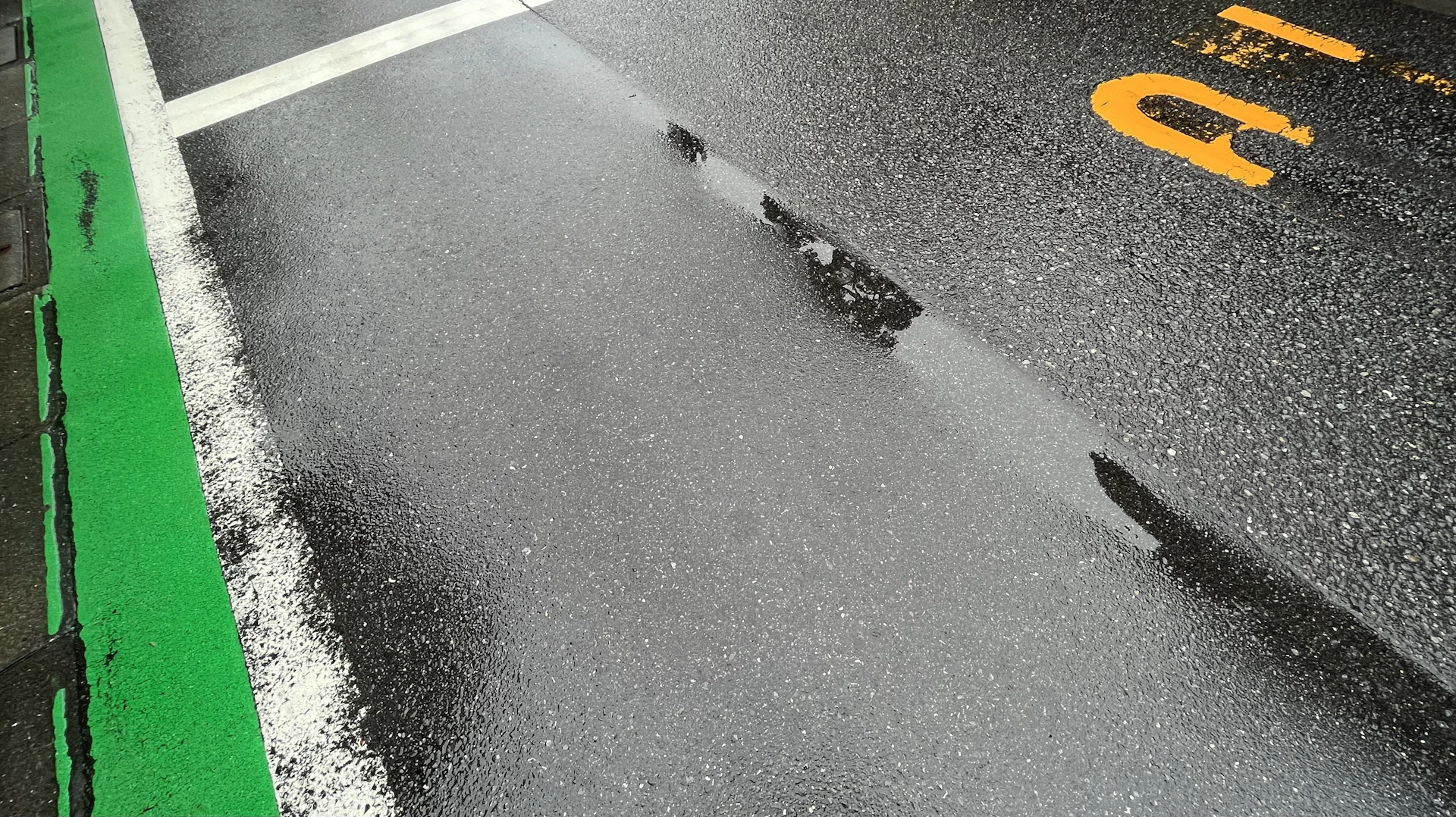 gray computer monitor