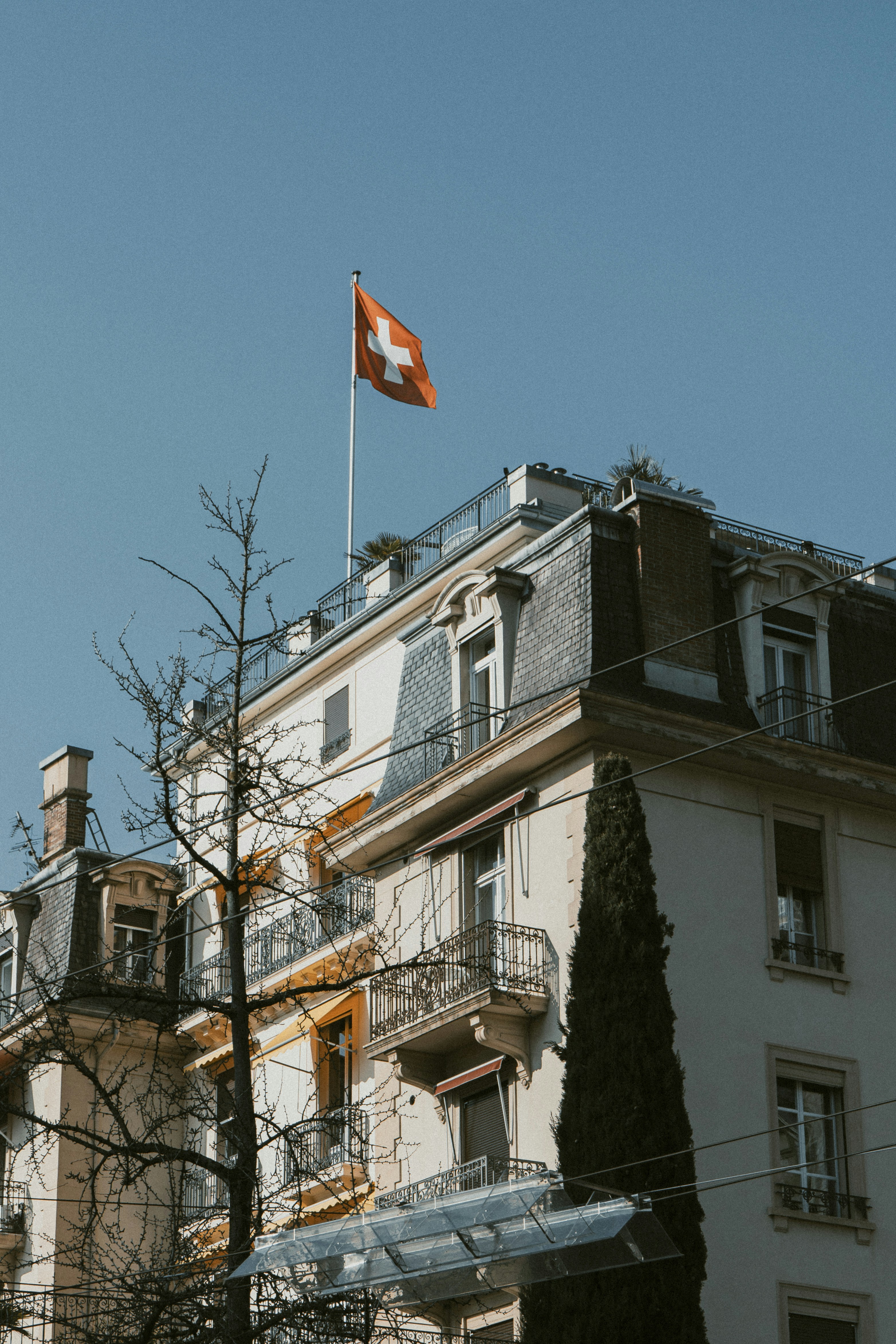 Un drapeau orange et blanc flottant devant un bâtiment