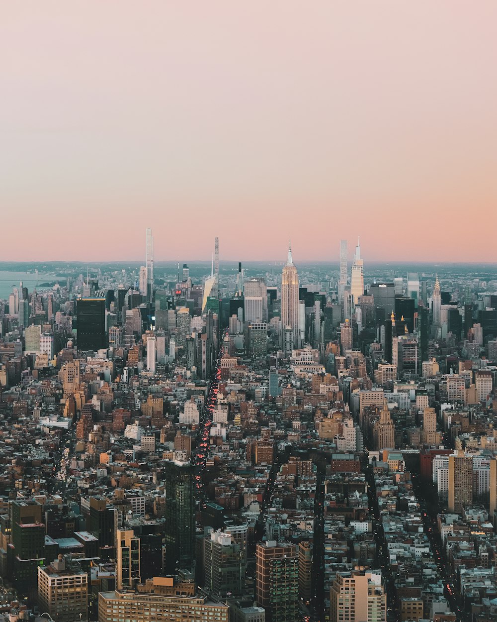 Una vista de una ciudad desde lo alto de un edificio alto