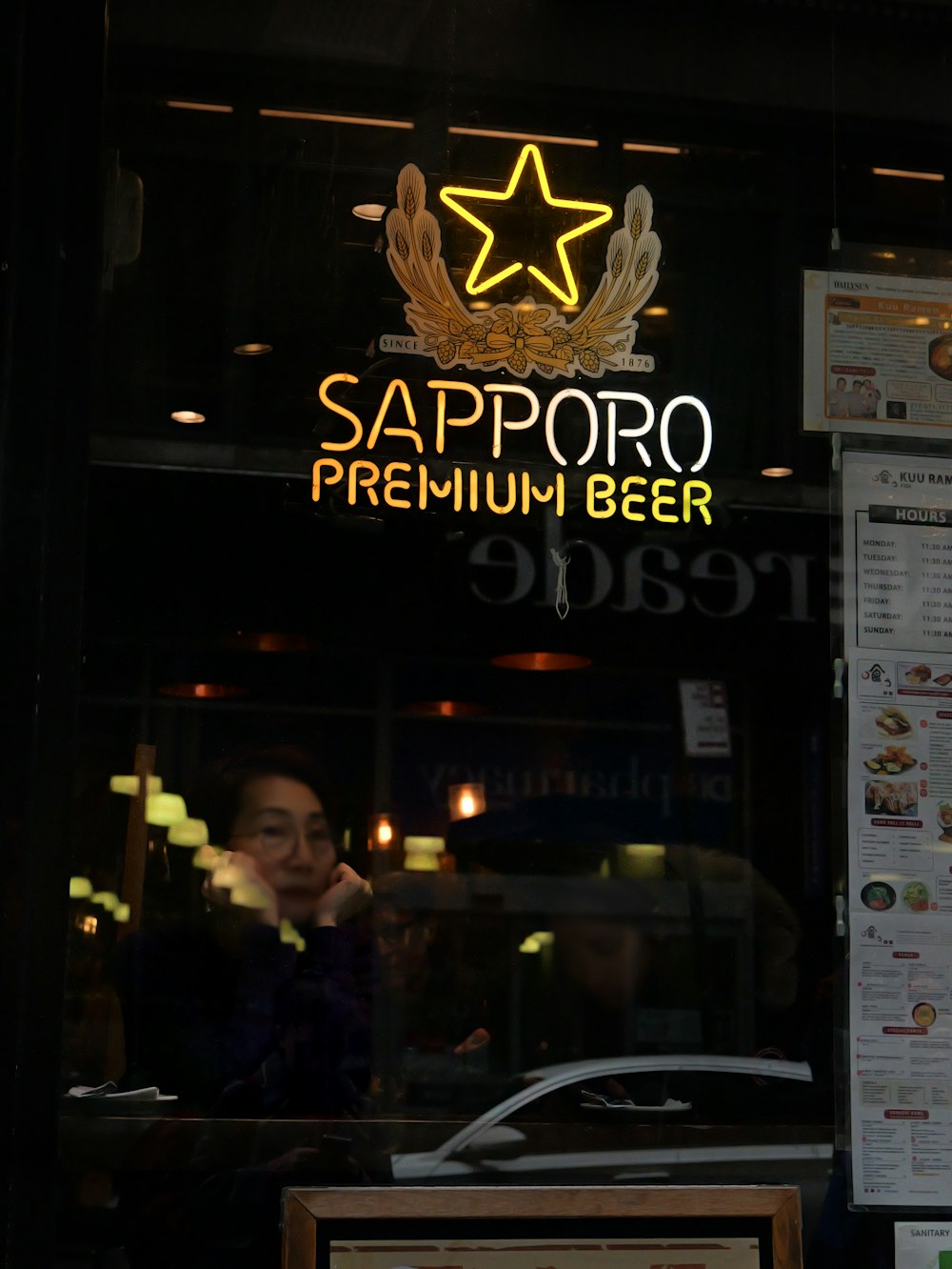 um restaurante com uma placa que diz cerveja premium sapporo