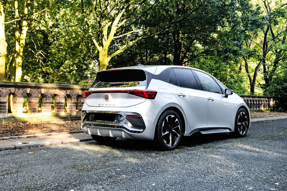 Ein weißes Auto, das am Straßenrand geparkt ist