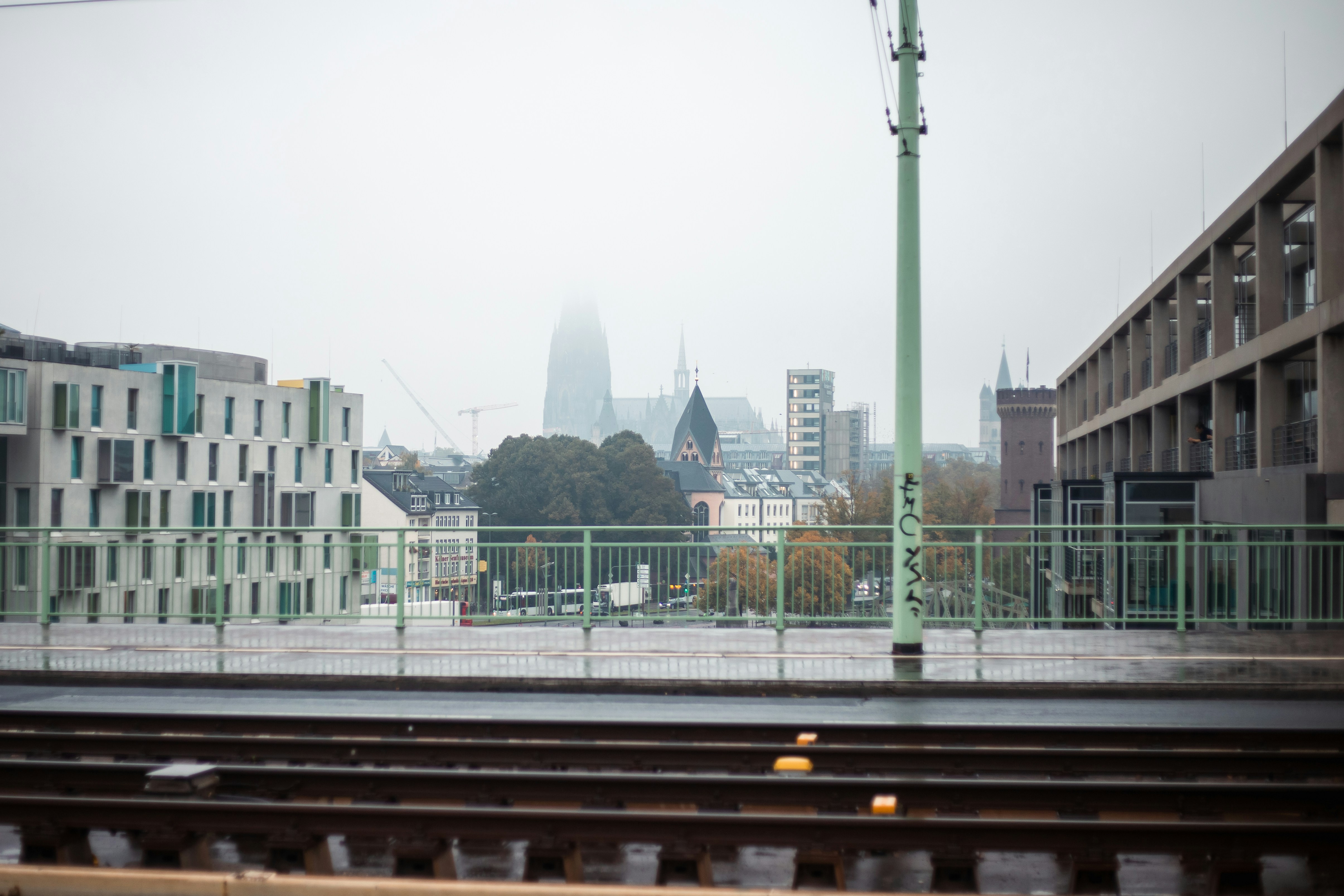 Eine Bahnstrecke mit Gebäuden im Hintergrund