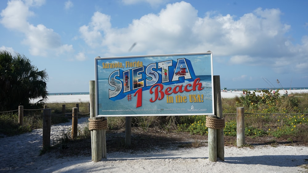 uma placa para um restaurante na praia