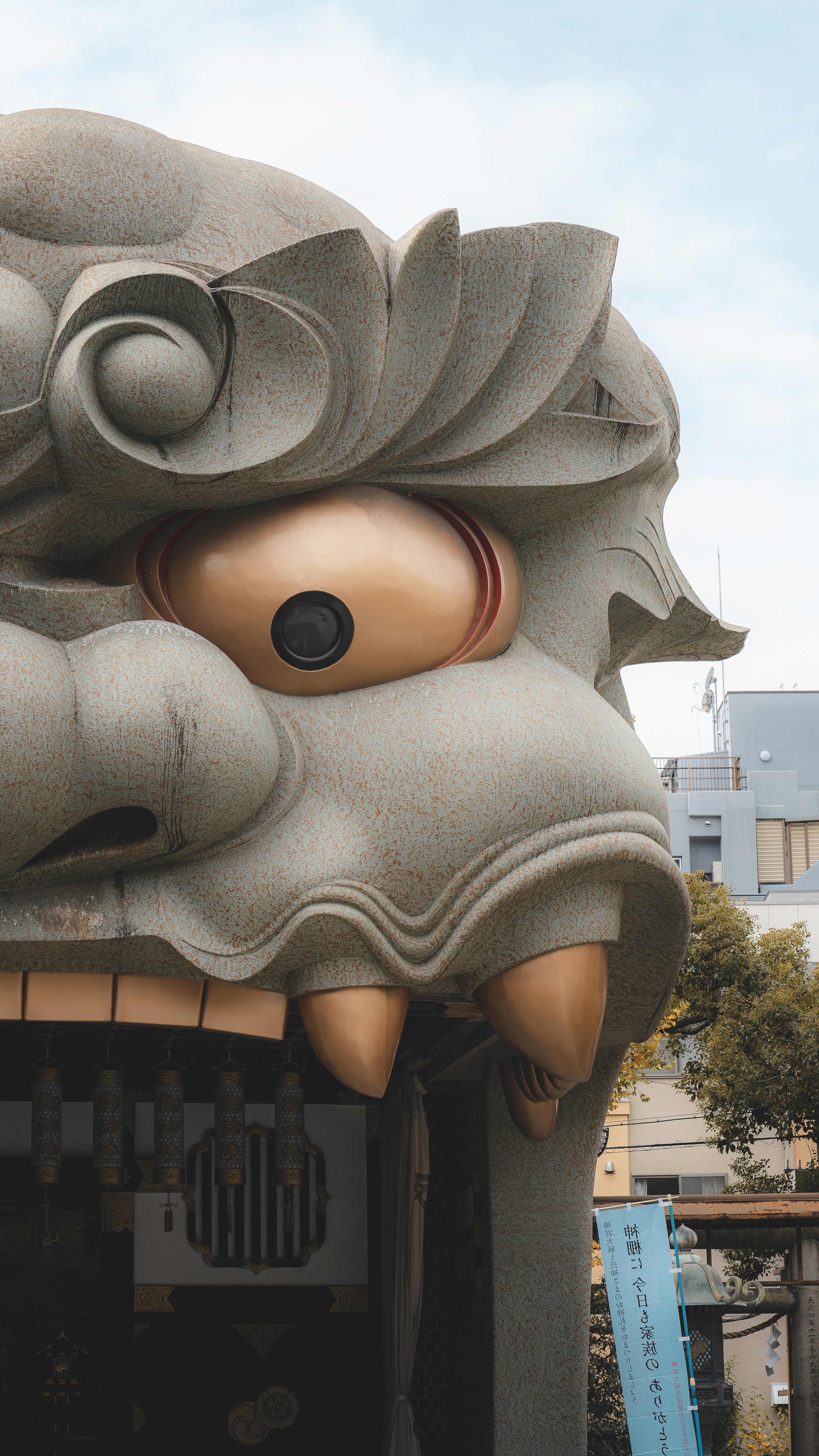 A statue of a dragon on a building photo – Free Japan Image on Unsplash