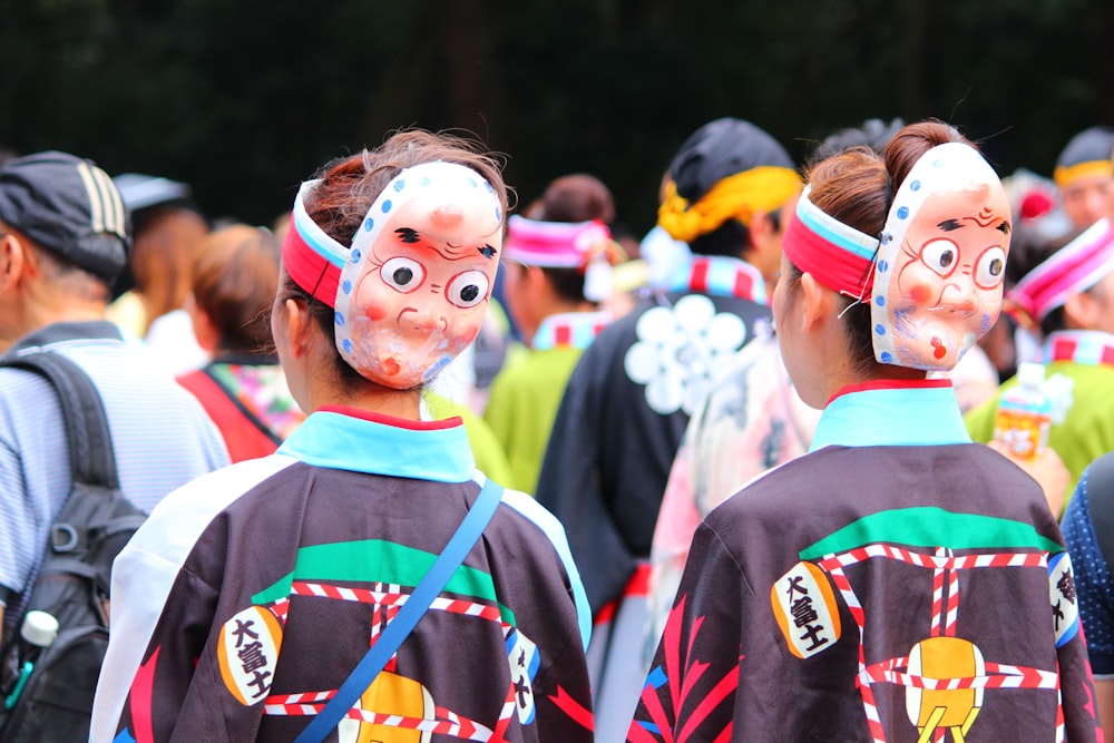 un groupe de personnes avec des visages peints sur leurs visages