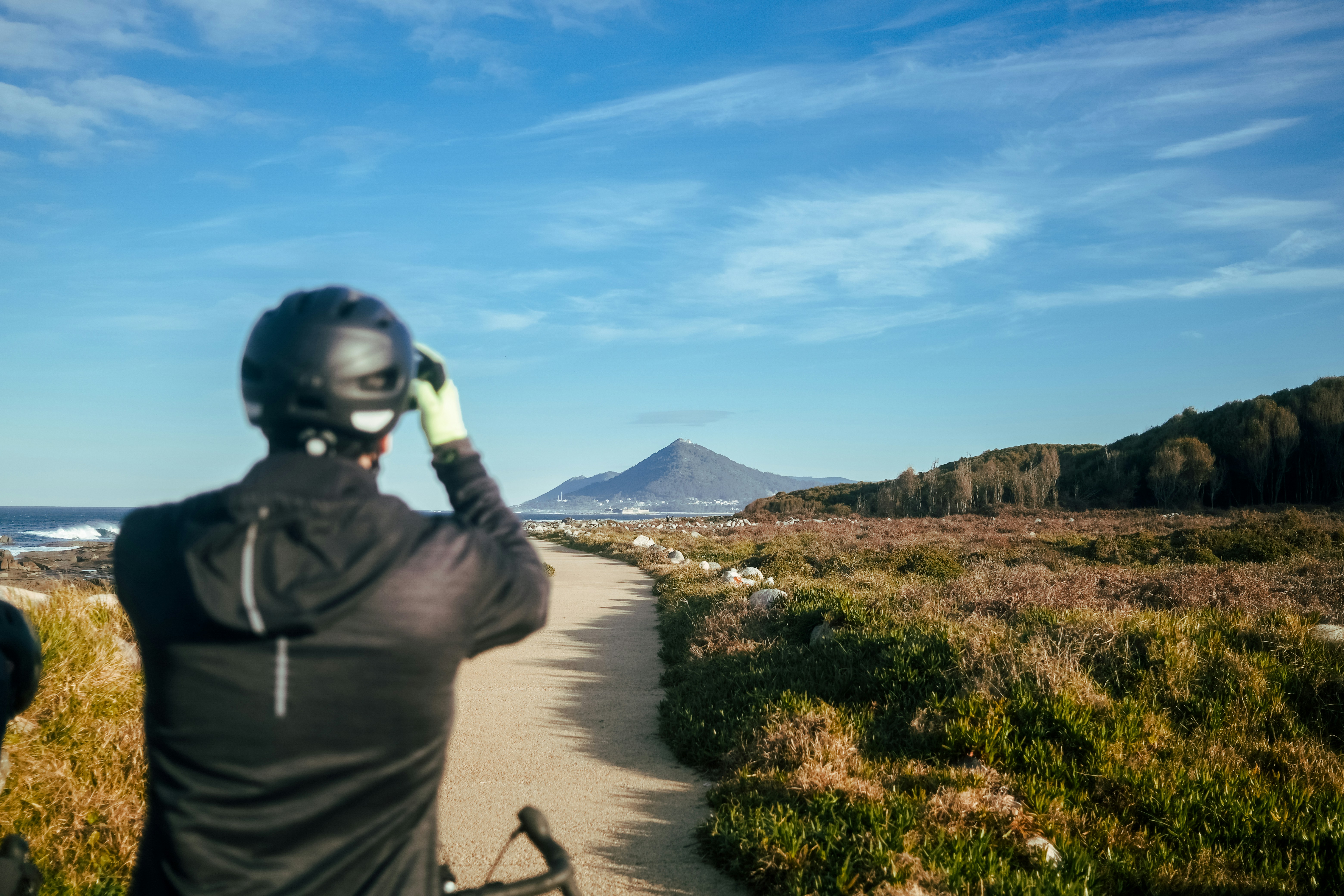une personne à vélo sur un chemin de terre