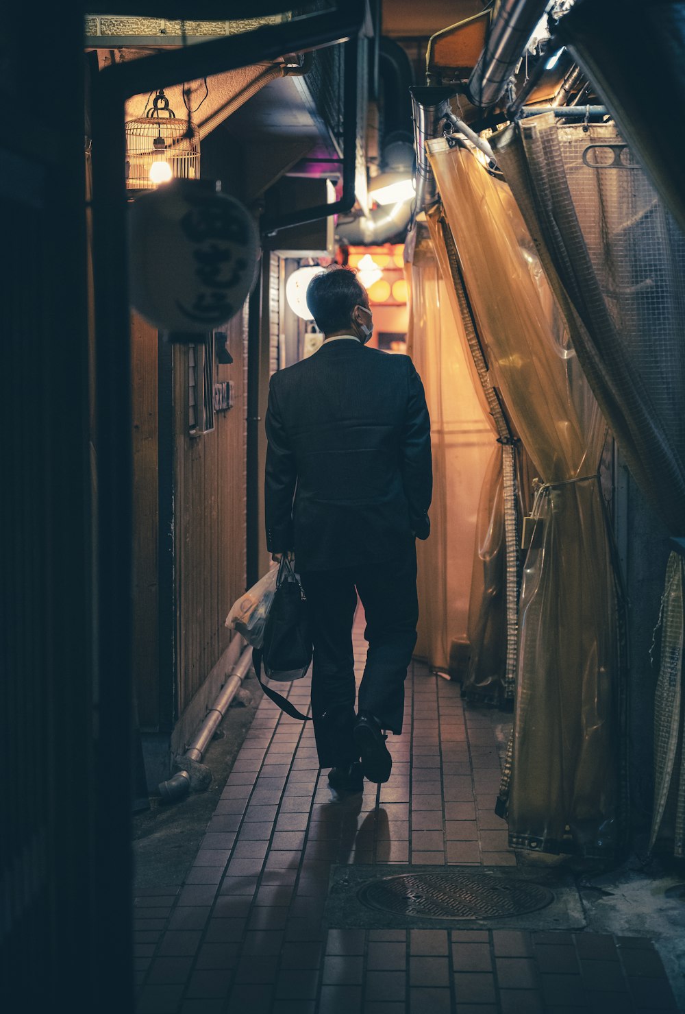 um homem de terno andando por um corredor