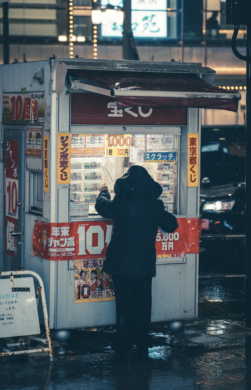 uma pessoa em pé na frente de uma máquina de venda automática