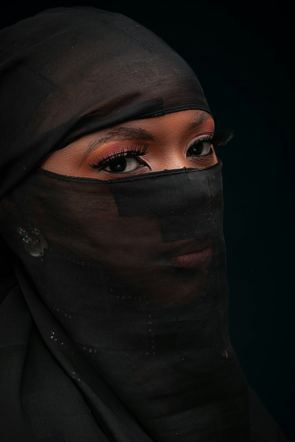 a woman with a veil on her head