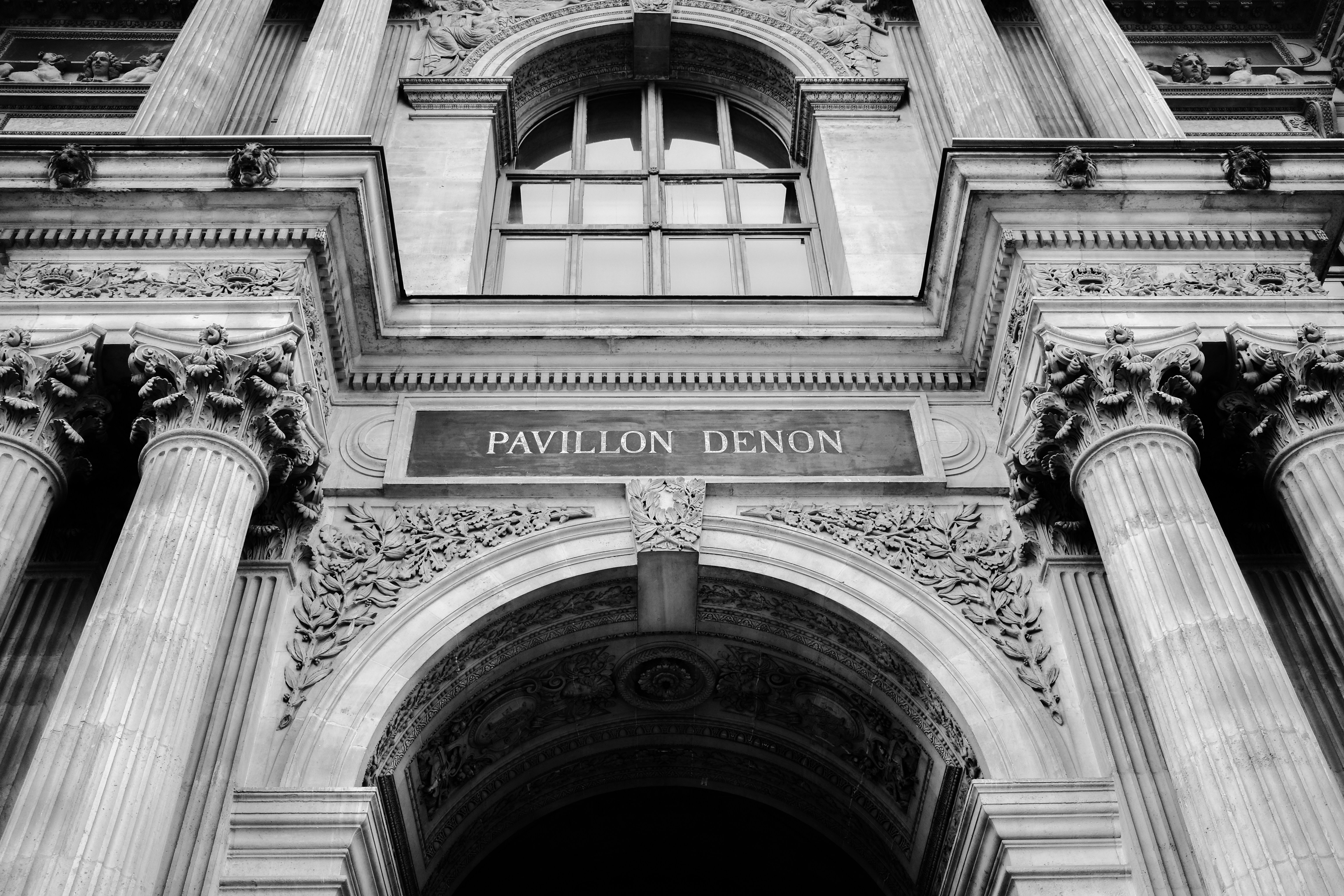une photo en noir et blanc de l’entrée d’un bâtiment