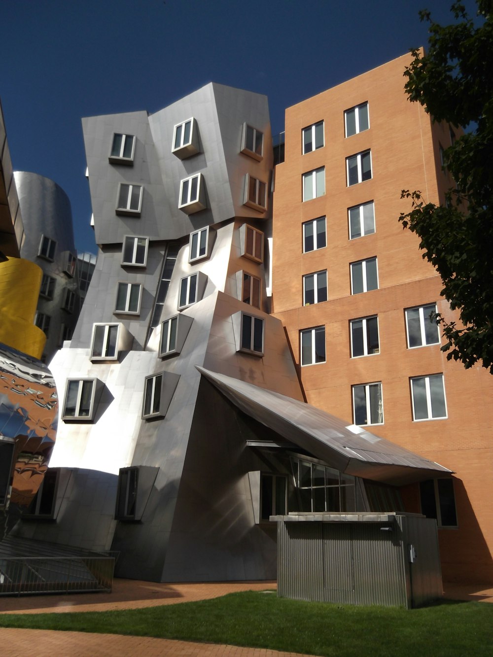 um edifício alto com muitas janelas ao lado de um edifício alto