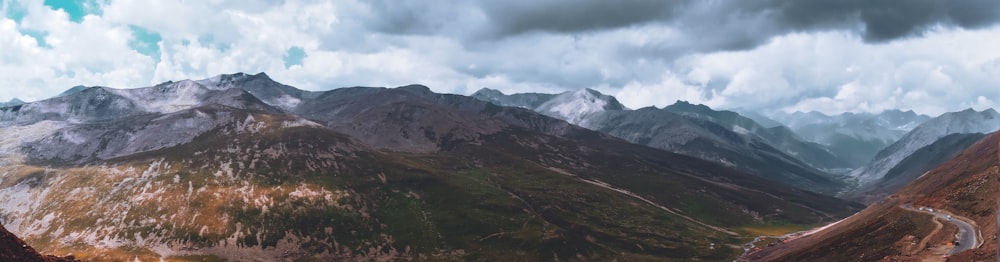 Una vista panorámica de una cordillera con un cielo nublado