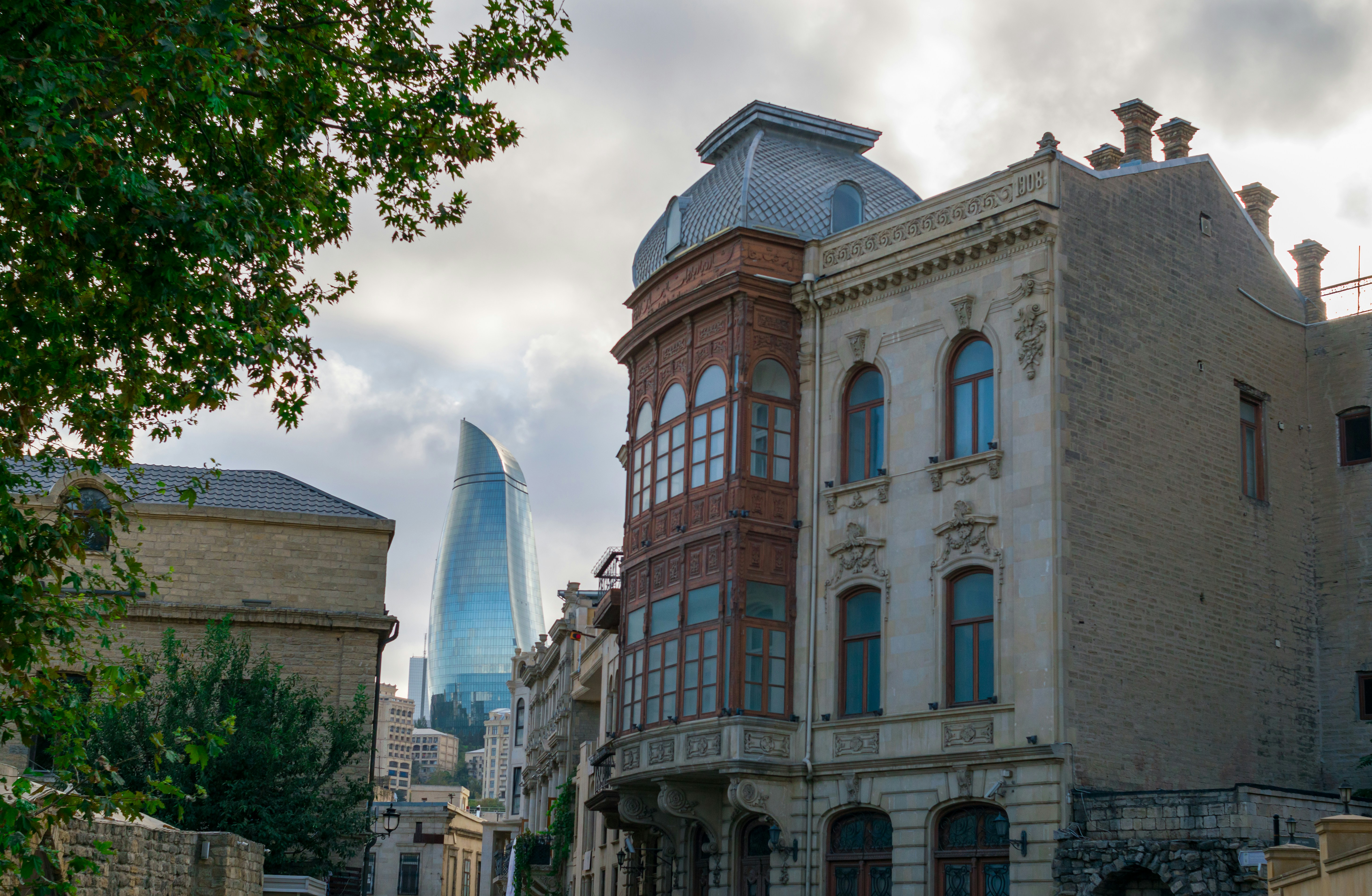 Un grande edificio con un edificio molto alto sullo sfondo