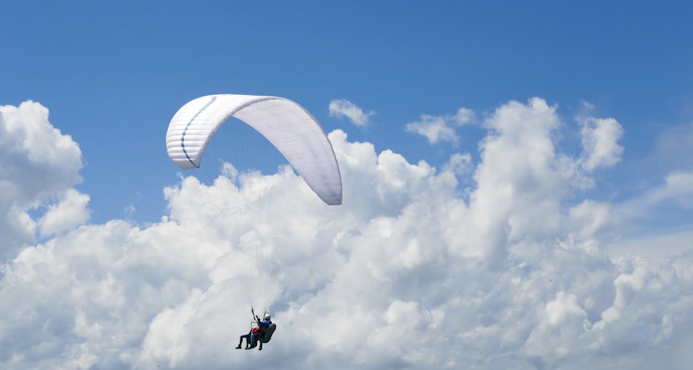 Eine Person ist Parasailing am Himmel an einem bewölkten Tag