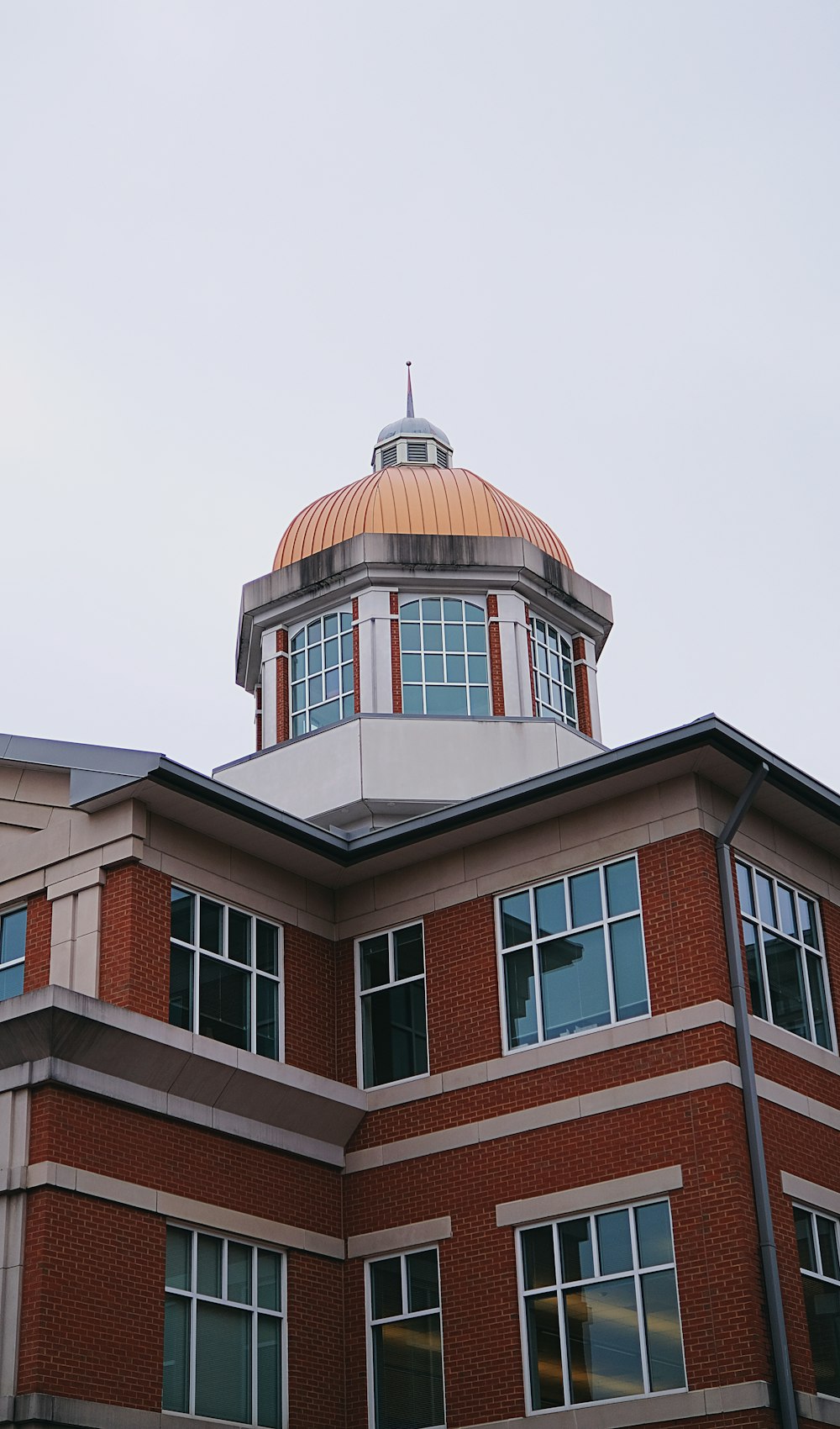 Un edificio di mattoni rossi con una cupola in cima