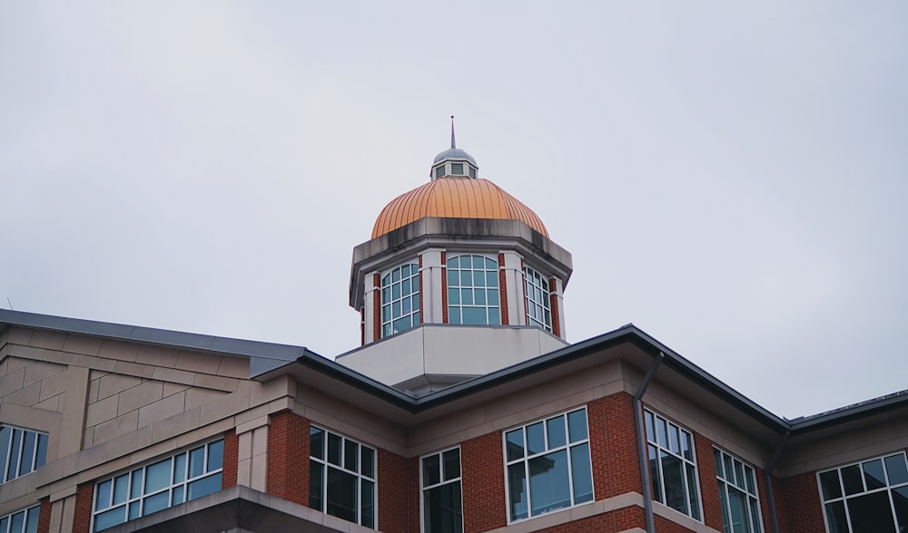 un edificio con una cupola sopra di esso