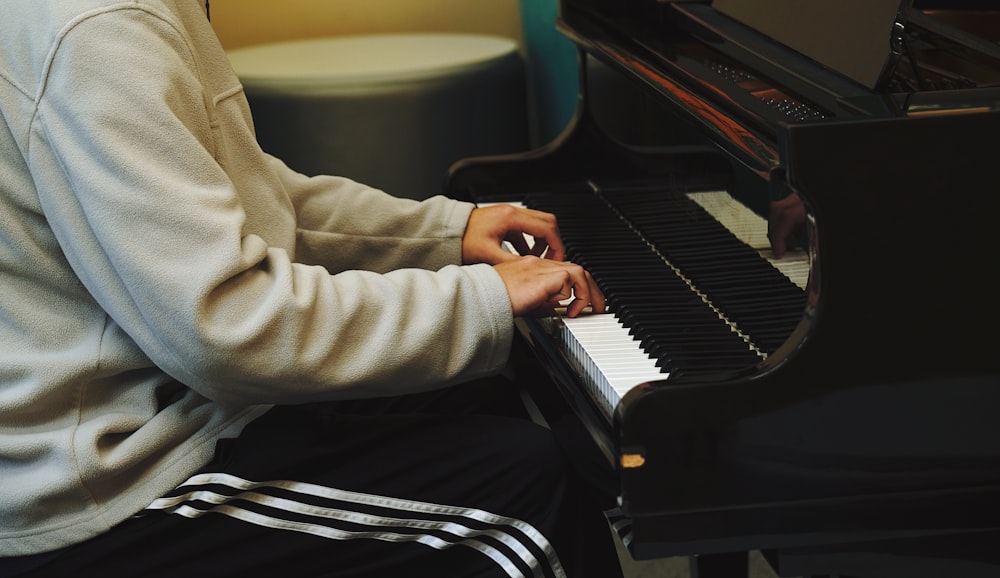 Un hombre sentado al piano tocando un instrumento musical
