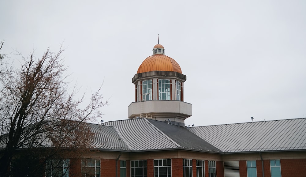 un bâtiment surmonté d’un dôme