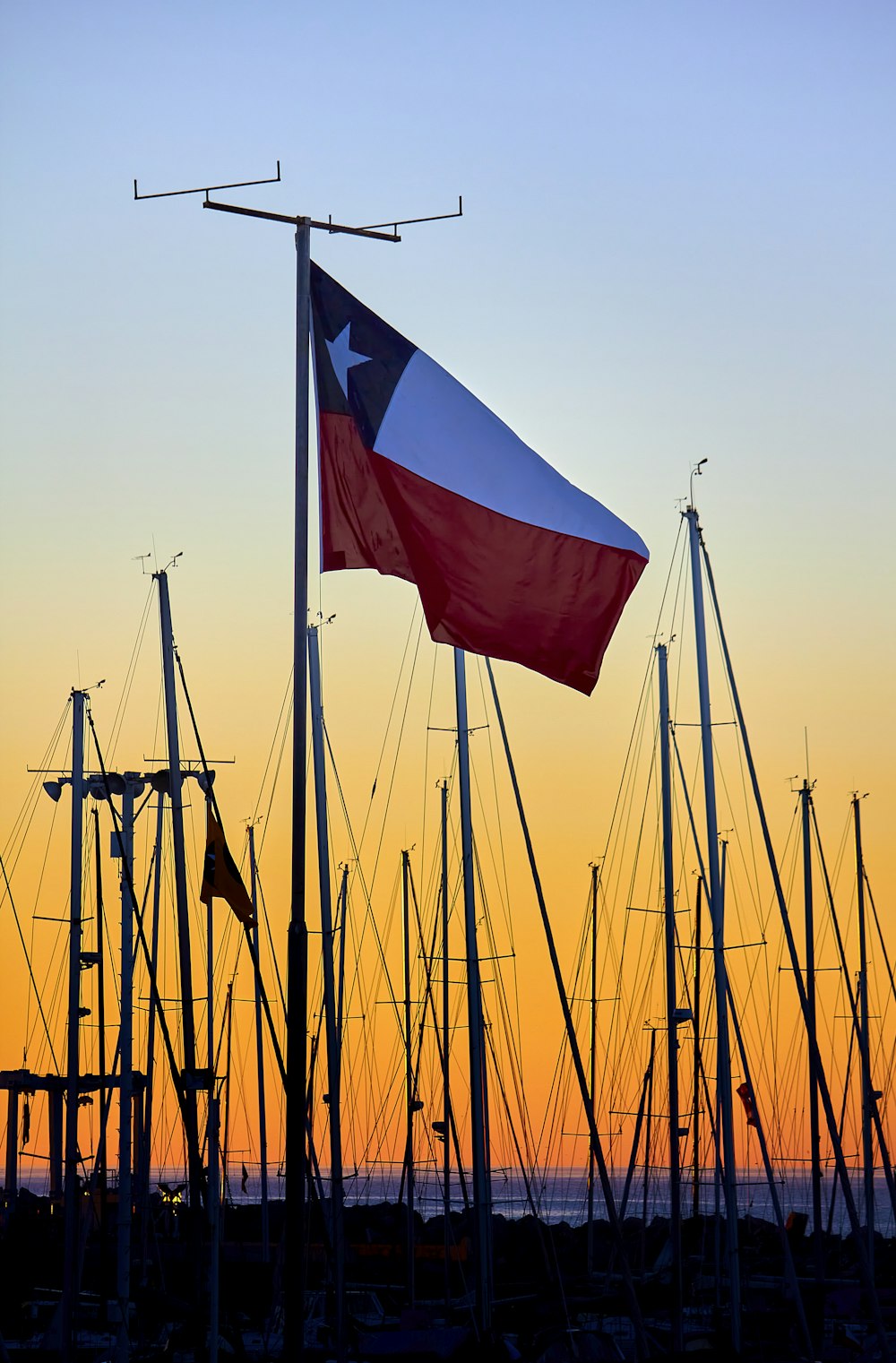 eine Gruppe von Segelbooten, die nebeneinander sitzen