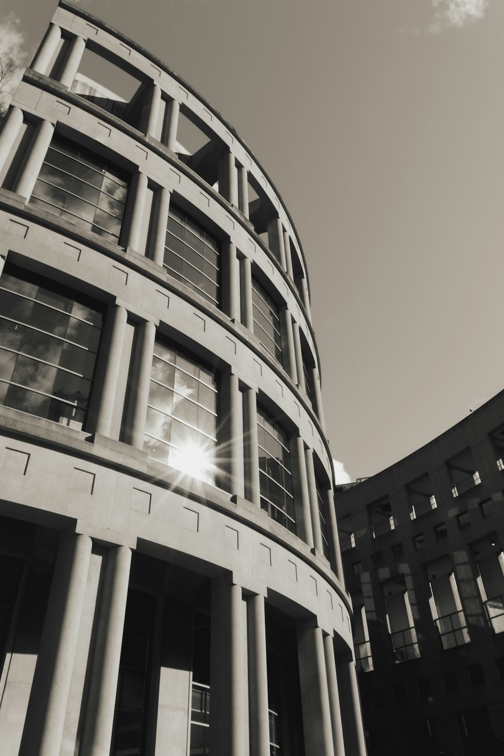 a black and white photo of a building