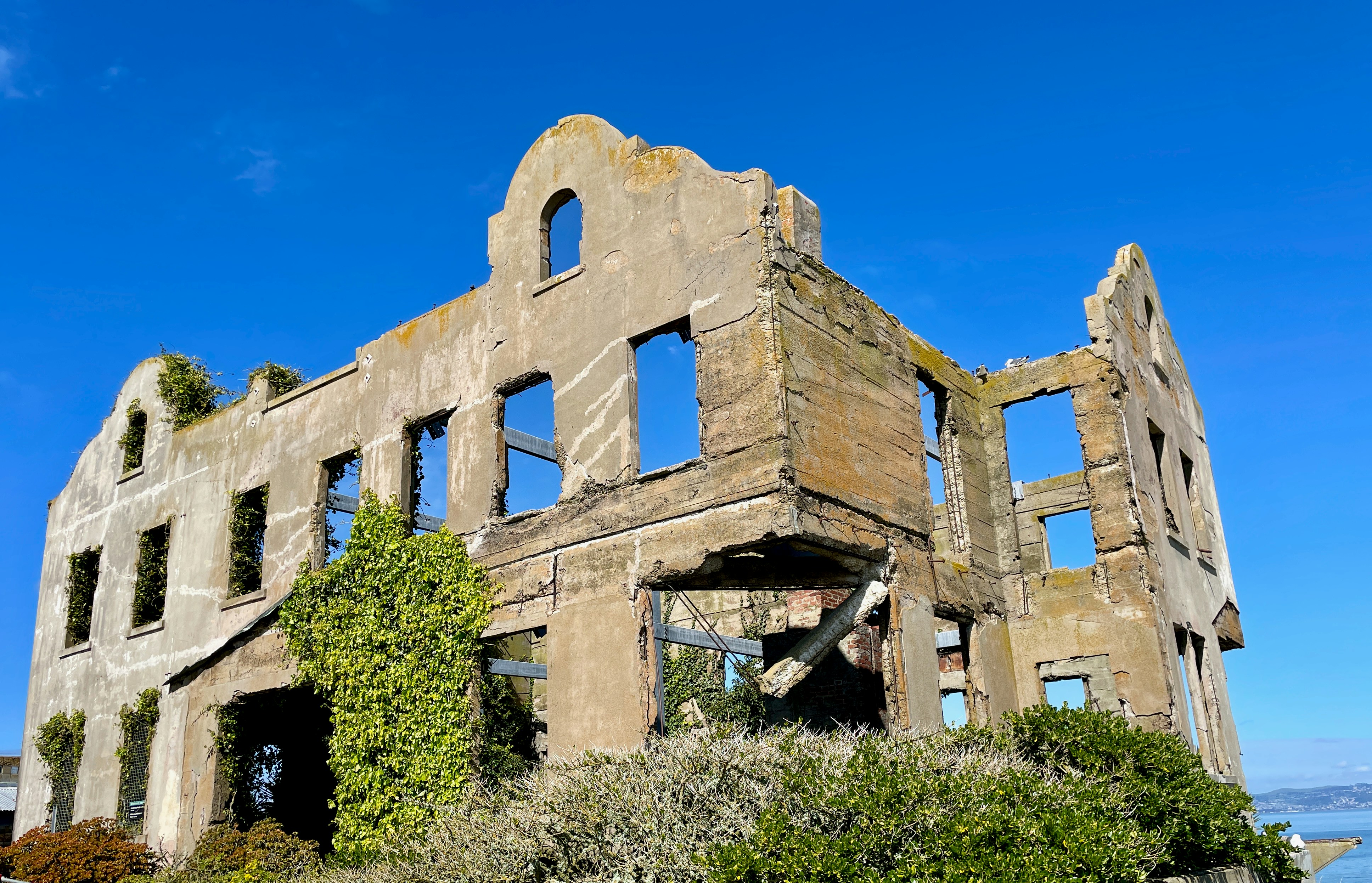 an old building with vines growing on the side of it