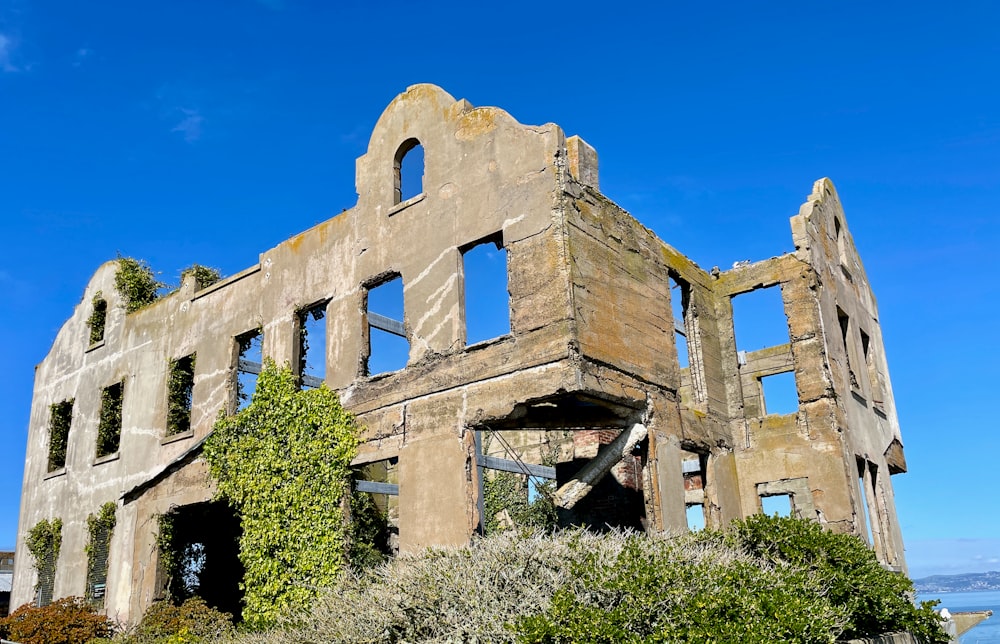 an old building with vines growing on the side of it