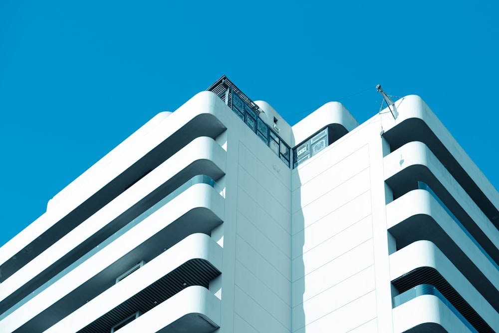 Ein hohes weißes Gebäude mit blauem Himmel im Hintergrund