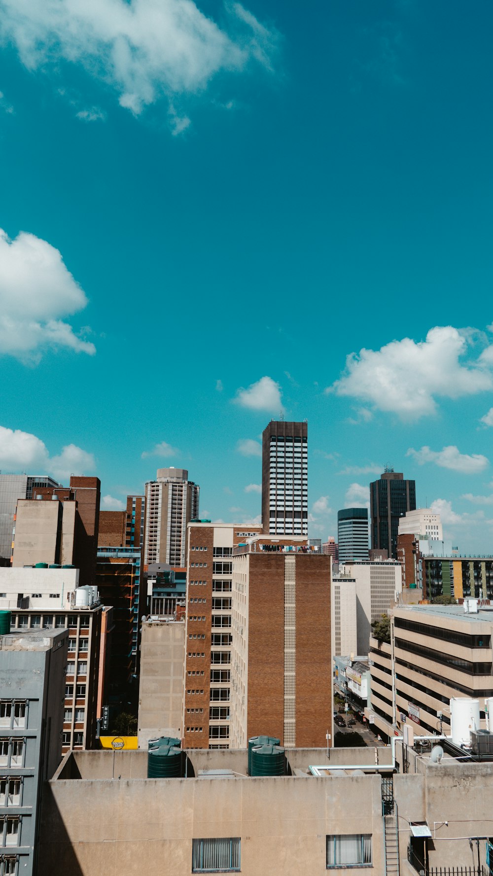 uma vista de uma cidade com edifícios altos